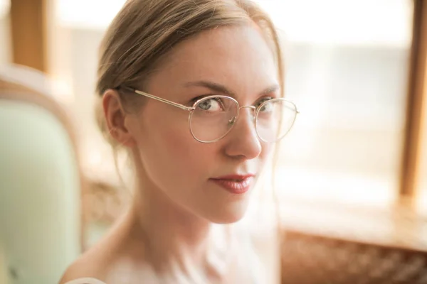Porträtt Blond Kvinna Med Glasögon — Stockfoto