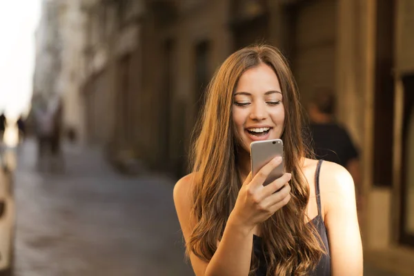 Молода Жінка Перевіряє Свій Смартфон Вулиці — стокове фото