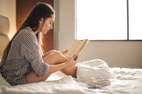 Joven Hermosa Mujer Leyendo Cama — Foto de Stock