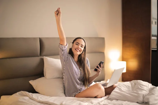 Mooie Jongedame Met Koptelefoon Gevoel Gelukkig Bed — Stockfoto