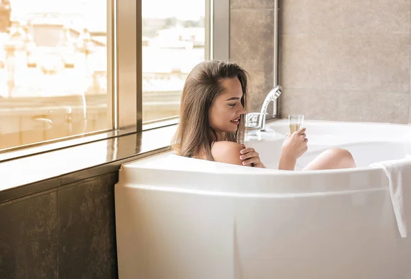 Junge Schöne Frau Entspannt Sich Einer Badewanne — Stockfoto