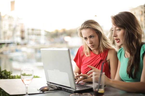 Due Amiche Sedute Con Portatile Parlare — Foto Stock