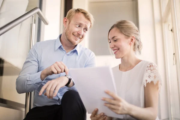 Unga Medarbetare Diskuterar — Stockfoto