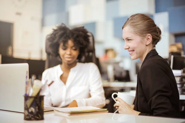 Collaboratori Multietnici Che Discutono — Foto Stock