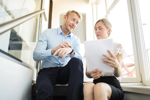 Young Workers Discussing — Stock Photo, Image