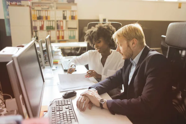 Colaboradores Multiétnicos Discutiendo — Foto de Stock