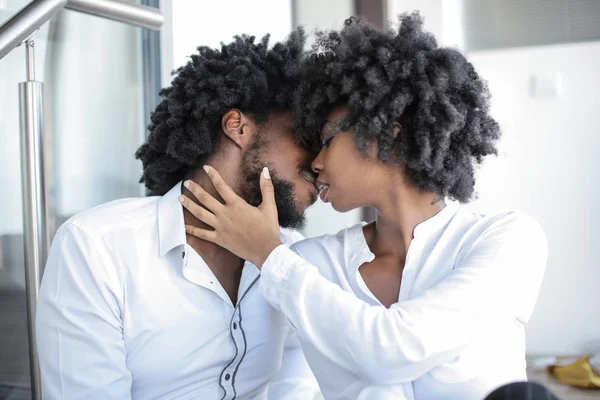 幸せなアフロ カップルのキス — ストック写真