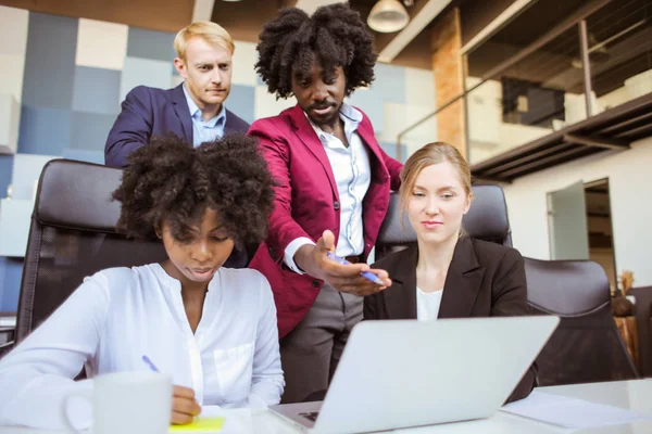 Multi Etniska Business Team Som Arbetar Kontoret — Stockfoto