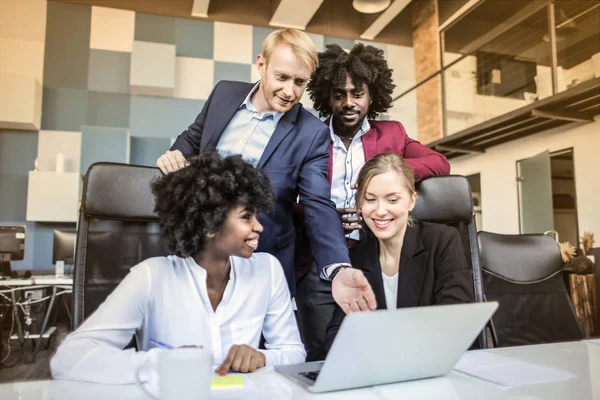 Team Lavoro Multietnico Ufficio — Foto Stock