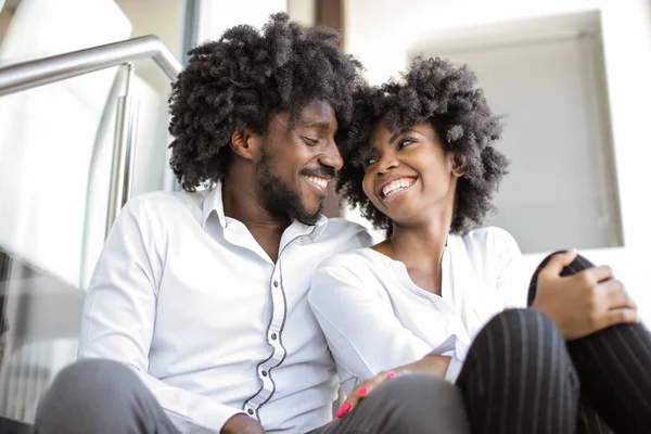 Afro Pareja Sonriendo Sintiéndose Feliz — Foto de Stock