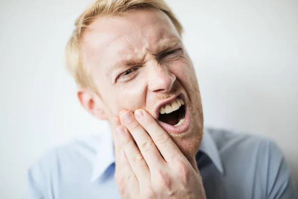 Biondo Uomo Avendo Mal Denti — Foto Stock