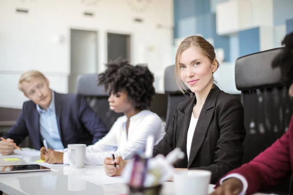 Colaboradores Multiétnicos Que Trabajan Oficina — Foto de Stock