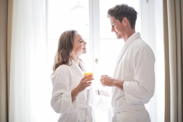 Jong Koppel Genieten Van Elkaars Gezelschap Een Hotelkamer — Stockfoto