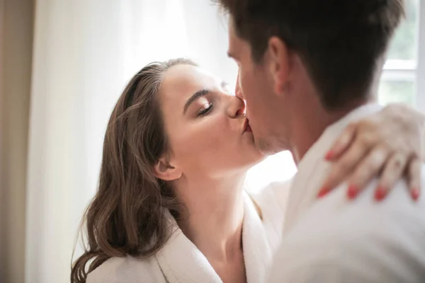 Young Couple Kissing Hotel Room — Stock Photo, Image