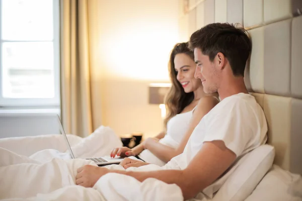 Pareja Joven Disfrutando Compañía Del Otro Una Habitación Hotel —  Fotos de Stock