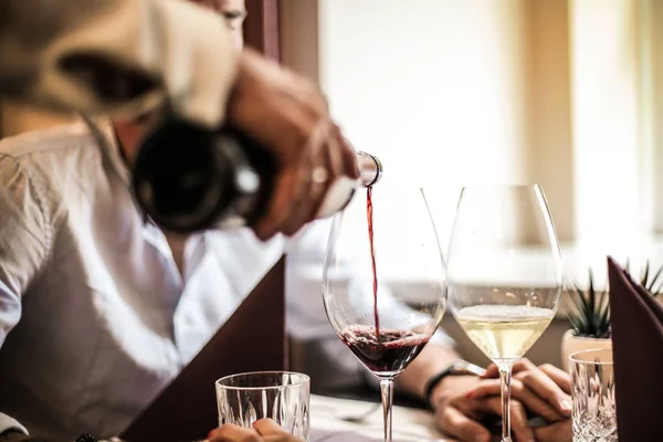 Mano Vertiendo Una Copa Vino —  Fotos de Stock