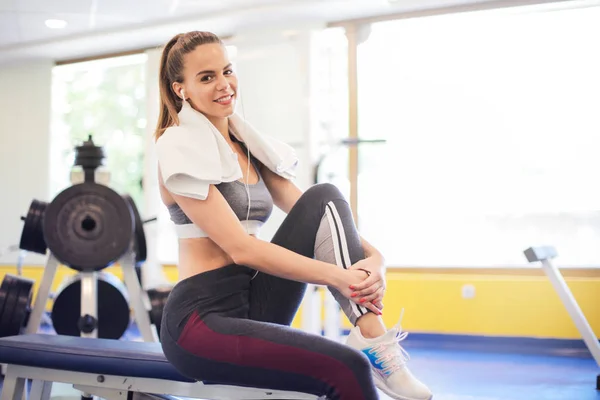 Jovem Fazendo Exercícios Ginásio — Fotografia de Stock