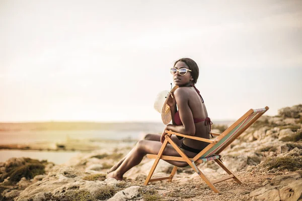 Αφρο Γυναίκα Που Κάθεται Μια Καρέκλα Ήλιο Στην Παραλία — Φωτογραφία Αρχείου