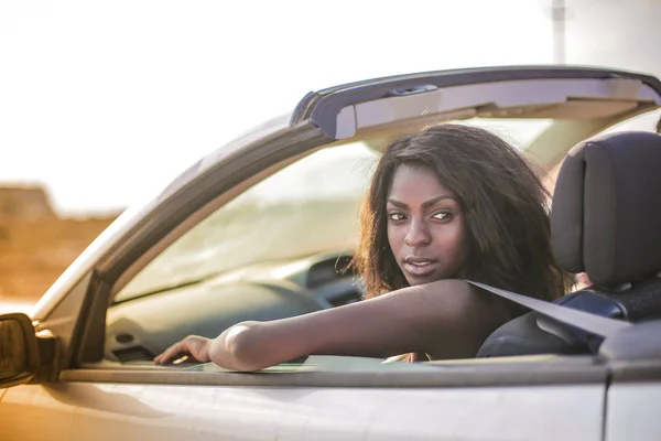 Afro Kvinna Sportbil Sommar — Stockfoto
