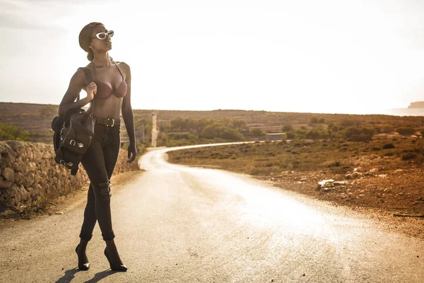 Afro Mujer Camino Abandonado Verano — Foto de Stock