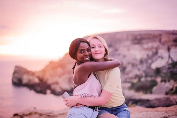 Amis Féminins Câlins Heureux — Photo