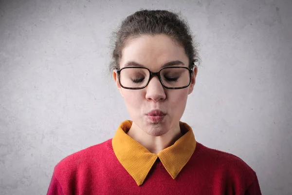 Jonge Vrouw Maken Een Grappig Gezicht — Stockfoto