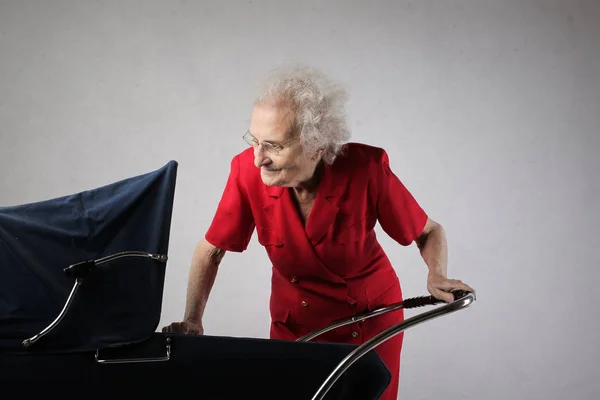 Vecchia Donna Una Carrozzina — Foto Stock