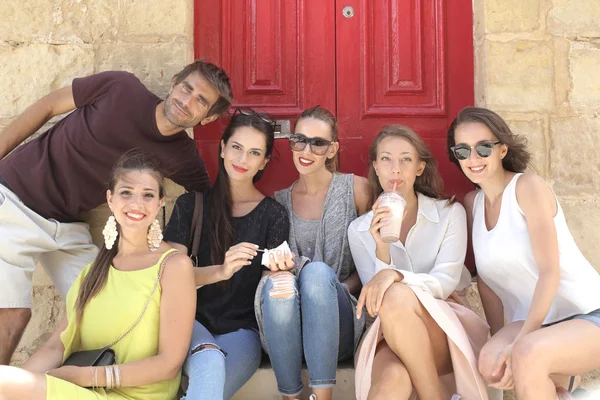 Amigos Posando Frente Una Puerta Roja Verano —  Fotos de Stock