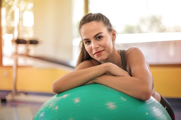 Jeune Belle Femme Dans Salle Gym — Photo