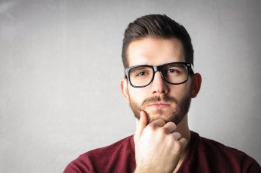 Bir şaşkınlık ifadesi olan bir adam portresi.