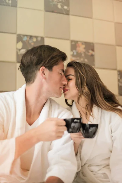 Junges Paar Genießt Gesellschaft Hotelzimmer — Stockfoto