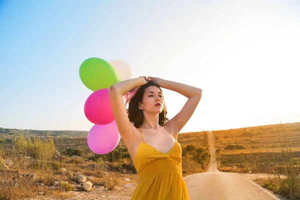 Mujer Joven Con Globos Colores Aire Libre — Foto de Stock