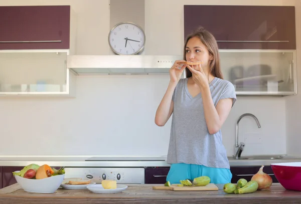 Ung Kvinna Äter Frukost Hemma — Stockfoto