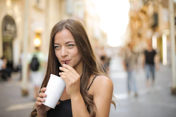 Mujer Joven Bebiendo Calle Verano —  Fotos de Stock