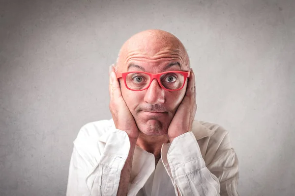 Άνθρωπος Κόκκινα Γυαλιά Και Απεγνωσμένη Έκφραση Στο Πρόσωπό Του — Φωτογραφία Αρχείου