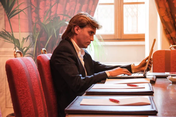 Uomo Interno Elegante Con Computer Portatile — Foto Stock