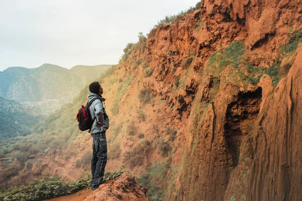 Voyageur Dans Les Montagnes — Photo