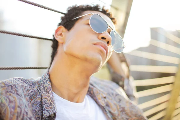 Afro Mann Mit Sonnenbrille — Stockfoto