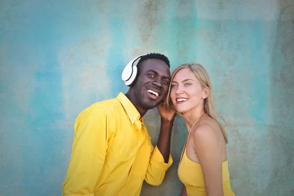 Afro Hombre Mujer Rubia Escuchando Música Auricular Sonriendo —  Fotos de Stock