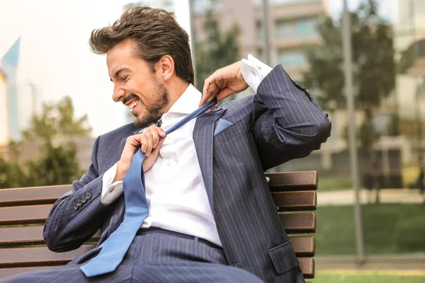 Jovem Empresário Sentado Banco Sentindo Totalmente Feliz — Fotografia de Stock