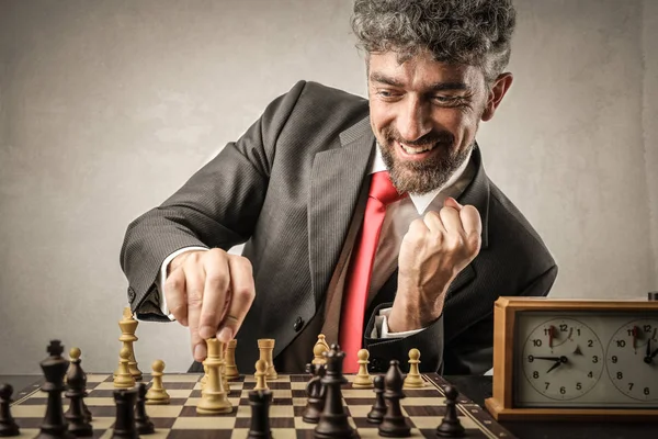 Άνθρωπος Που Παίζουν Σκάκι Εσωτερική — Φωτογραφία Αρχείου