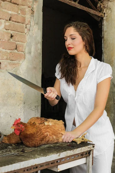 女人用刀和鸡 — 图库照片