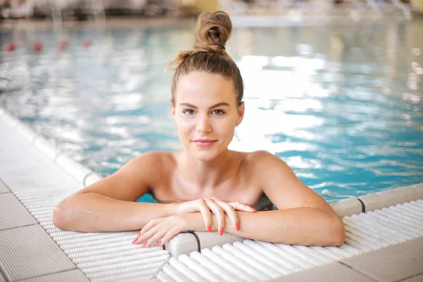 Jonge Vrouw Genieten Van Het Zwembad — Stockfoto