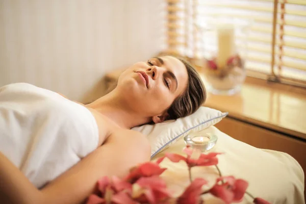 Mujer Joven Relajándose Spa —  Fotos de Stock