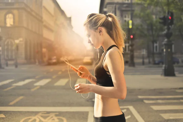 Unga Blonda Kvinnan Jogging Staden — Stockfoto