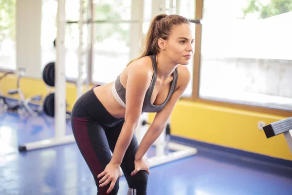 Genç Güzel Bir Kadın Spor Salonunda Egzersiz Yapıyor — Stok fotoğraf