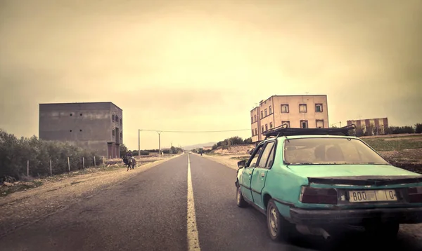 Παλιό Αυτοκίνητο Ένα Εγκαταλελειμμένο Δρόμο — Φωτογραφία Αρχείου