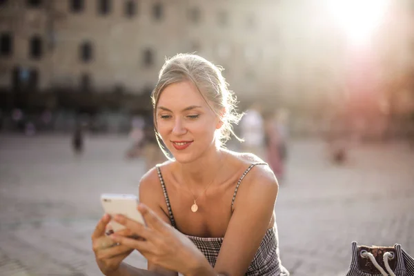 Blond Meisje Met Telefoon — Stockfoto