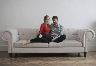 Bir adam kış günlerinde gazete okur.