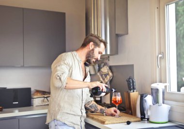 Bir adam kış günlerinde gazete okur.